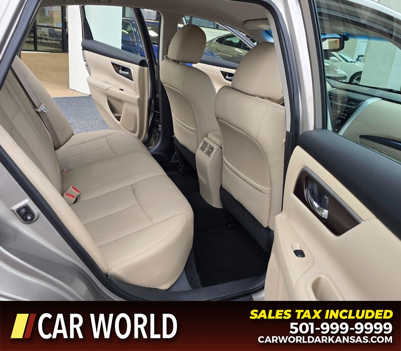 Nissan Altima Vehicle Full-screen Gallery Image 12