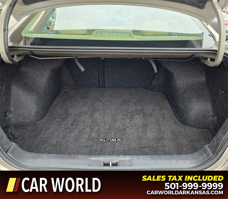 Nissan Altima Vehicle Full-screen Gallery Image 13