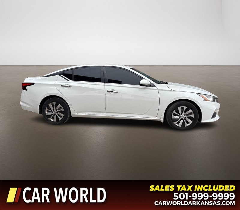 Nissan Altima Vehicle Full-screen Gallery Image 2