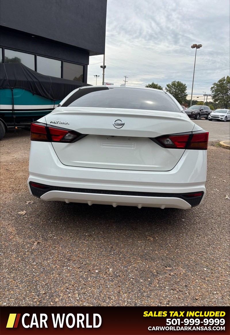 Nissan Altima Vehicle Full-screen Gallery Image 4