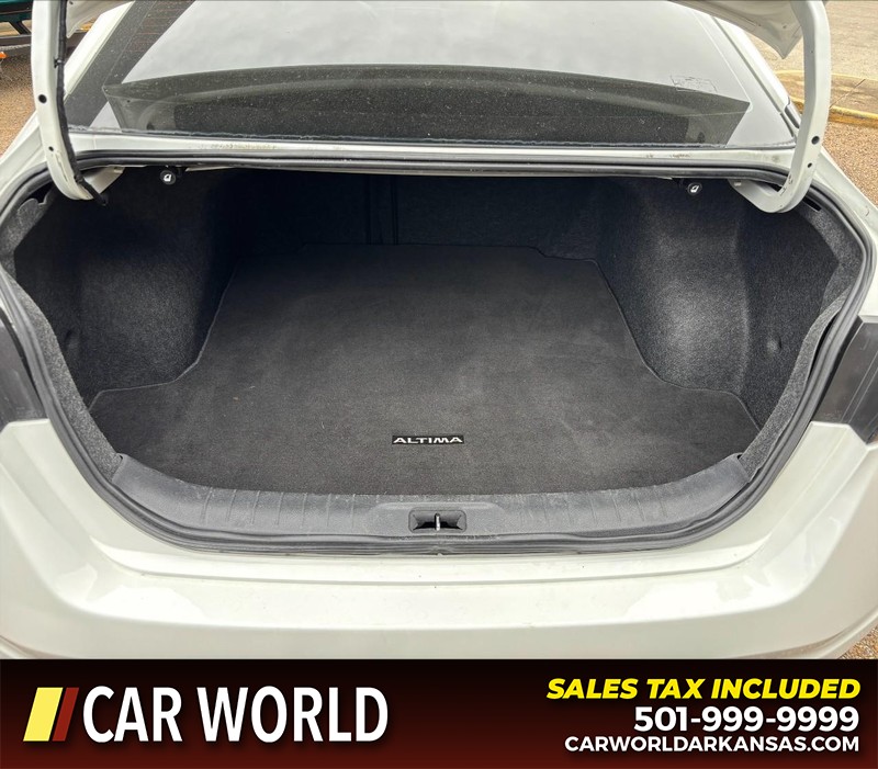 Nissan Altima Vehicle Full-screen Gallery Image 6
