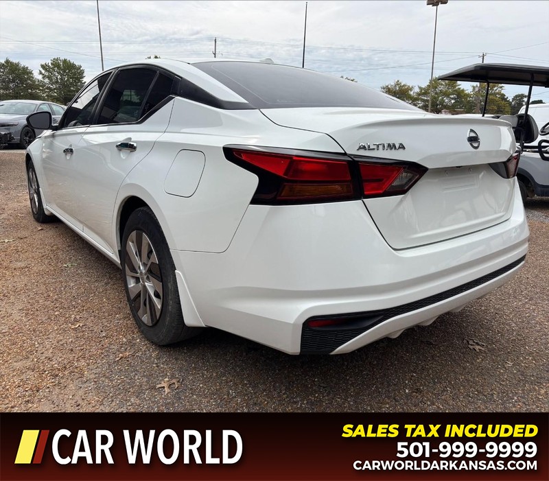 Nissan Altima Vehicle Full-screen Gallery Image 7