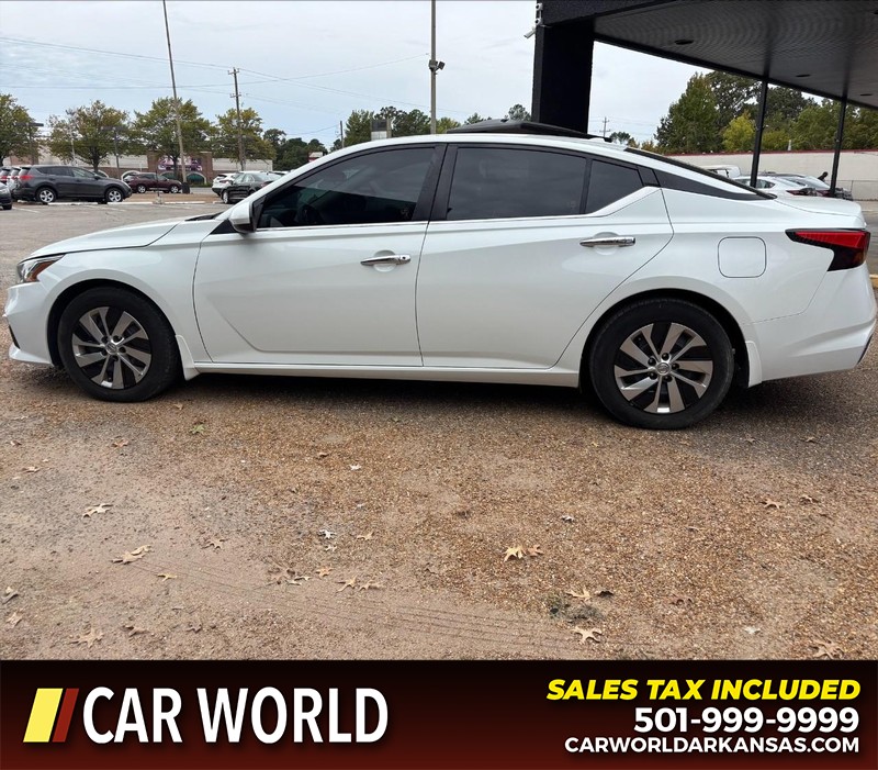 Nissan Altima Vehicle Full-screen Gallery Image 8