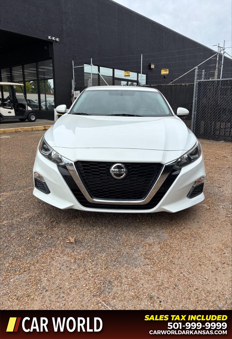 Nissan Altima Vehicle Full-screen Gallery Image 10