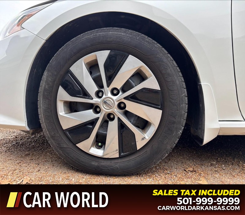 Nissan Altima Vehicle Full-screen Gallery Image 11