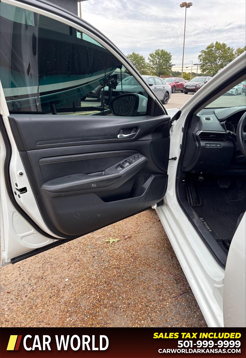 Nissan Altima Vehicle Full-screen Gallery Image 12