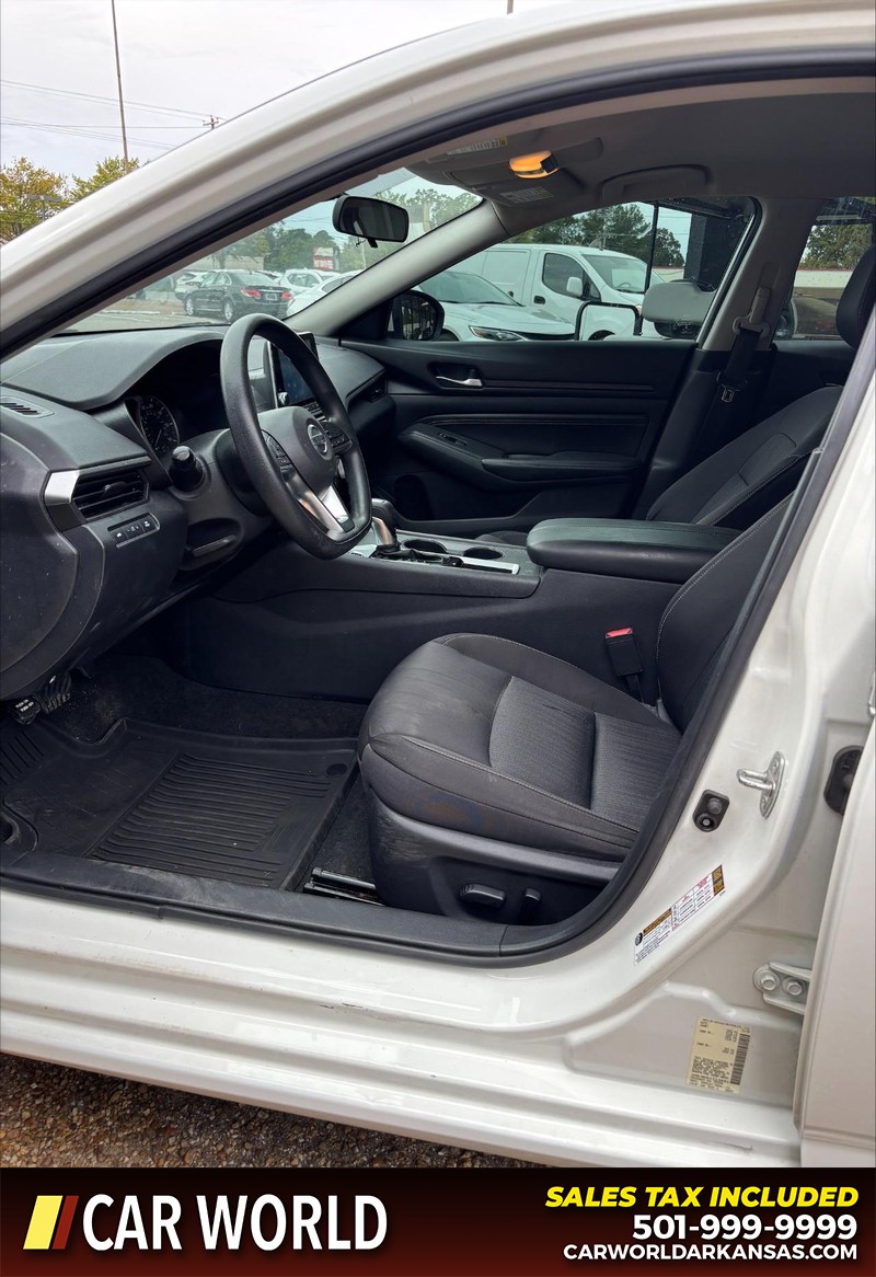 Nissan Altima Vehicle Full-screen Gallery Image 13