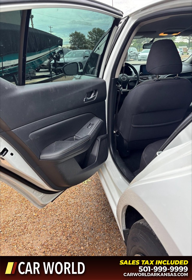 Nissan Altima Vehicle Full-screen Gallery Image 14