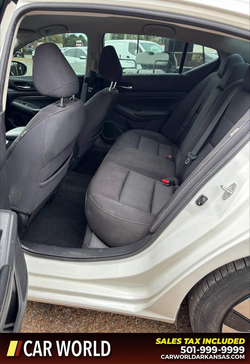 Nissan Altima Vehicle Full-screen Gallery Image 15