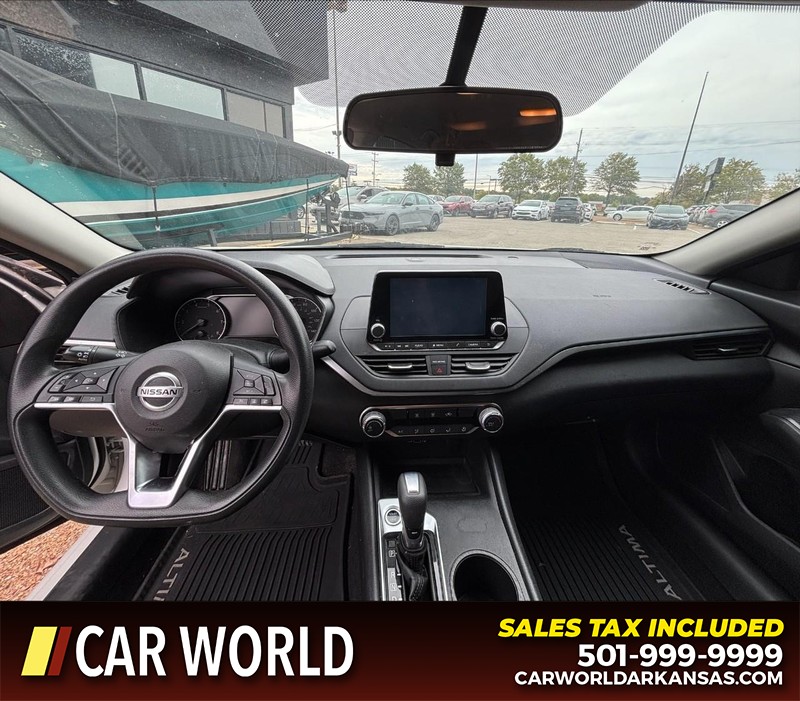 Nissan Altima Vehicle Full-screen Gallery Image 16