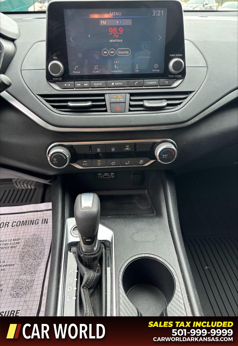 Nissan Altima Vehicle Full-screen Gallery Image 17
