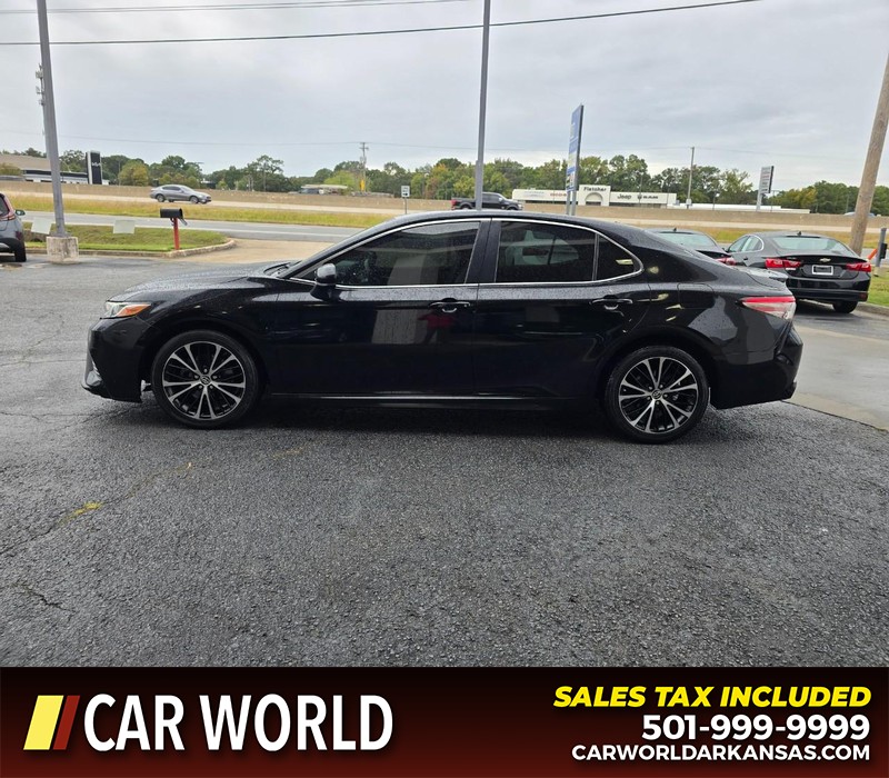 Toyota Camry Vehicle Full-screen Gallery Image 4