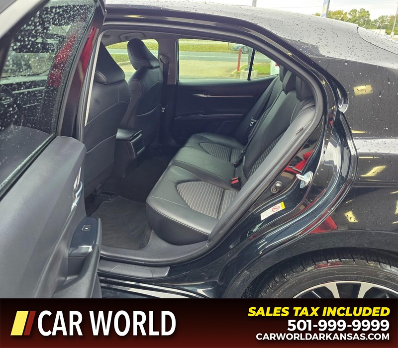Toyota Camry Vehicle Full-screen Gallery Image 10