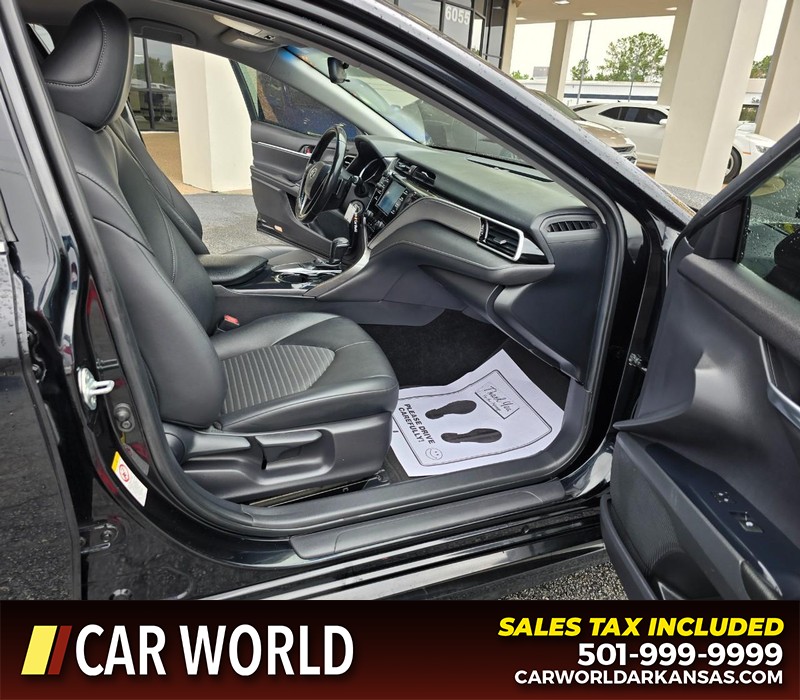Toyota Camry Vehicle Full-screen Gallery Image 11