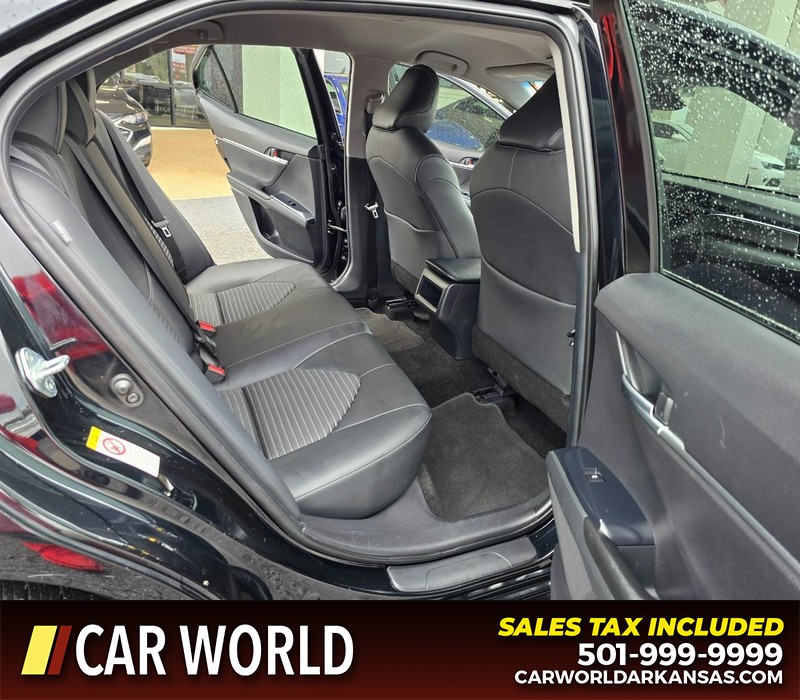 Toyota Camry Vehicle Full-screen Gallery Image 12