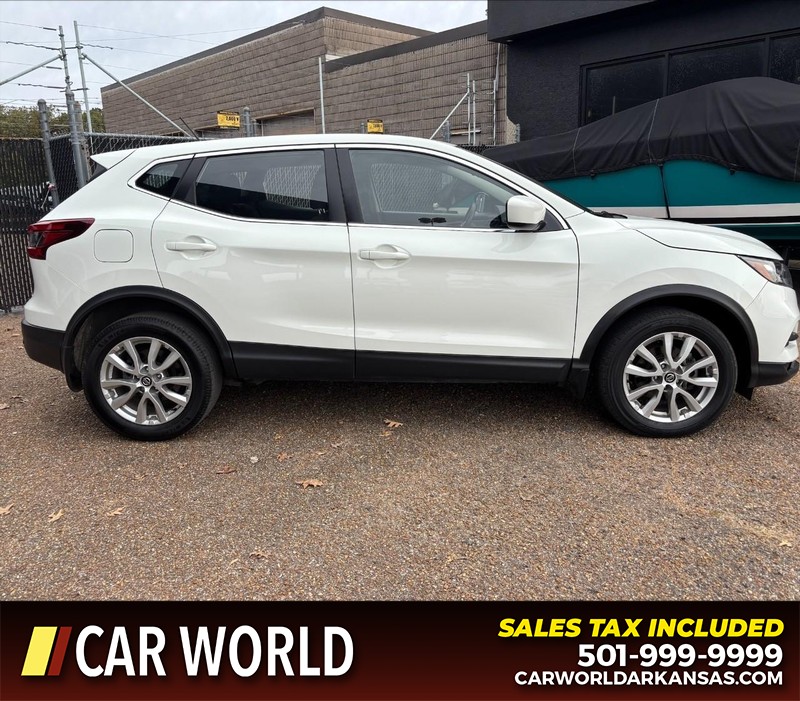 Nissan Rogue Sport Vehicle Full-screen Gallery Image 2
