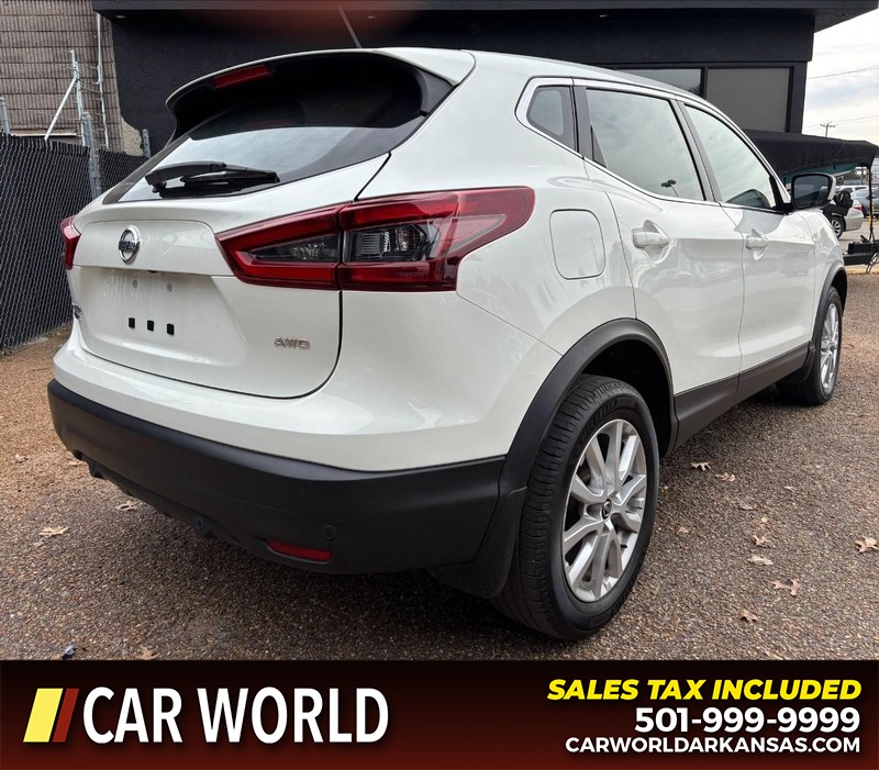 Nissan Rogue Sport Vehicle Full-screen Gallery Image 3