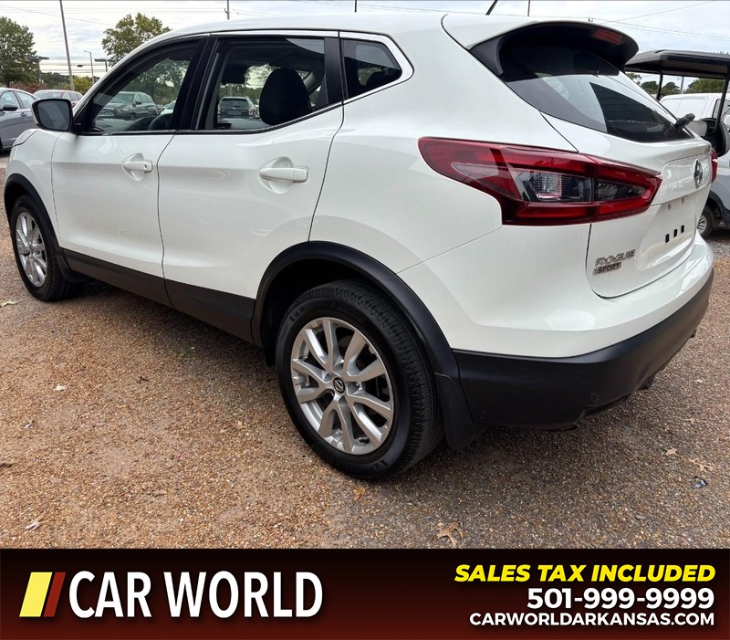 Nissan Rogue Sport Vehicle Full-screen Gallery Image 7