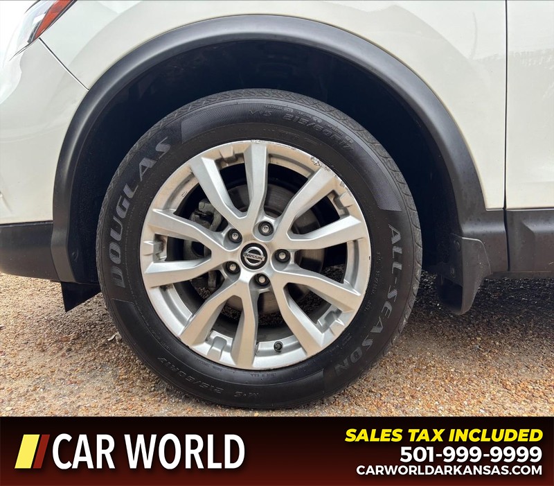 Nissan Rogue Sport Vehicle Full-screen Gallery Image 11