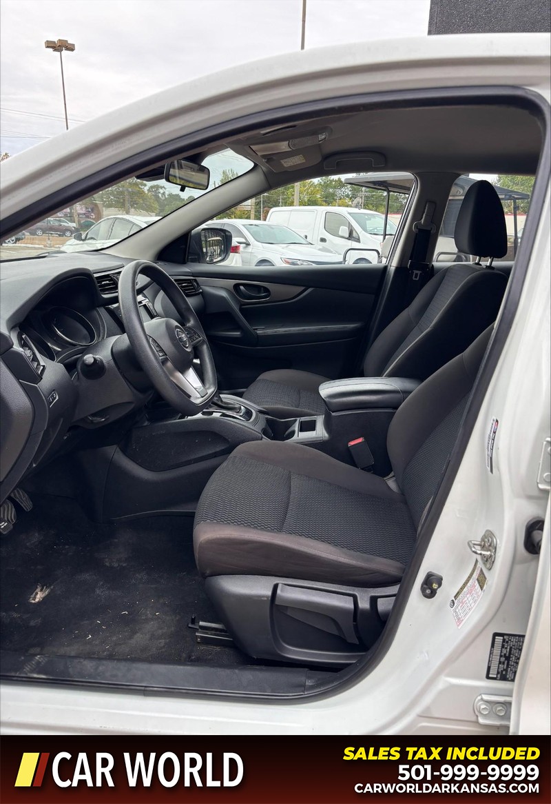 Nissan Rogue Sport Vehicle Full-screen Gallery Image 13