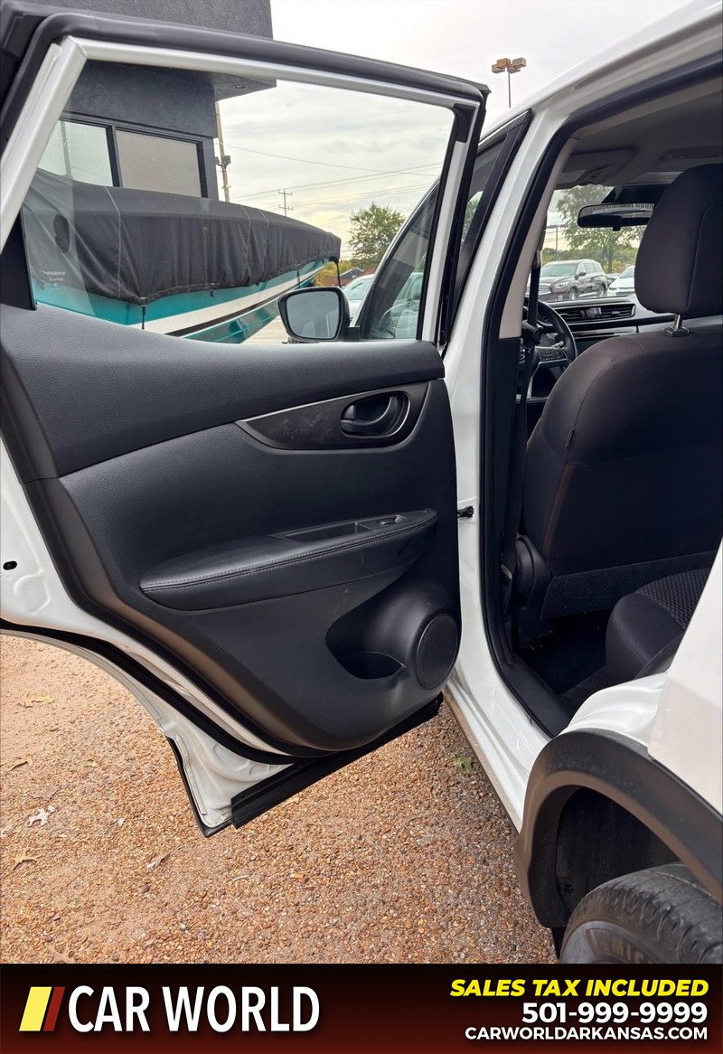 Nissan Rogue Sport Vehicle Full-screen Gallery Image 14