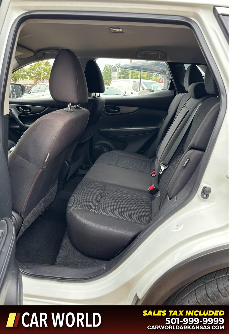 Nissan Rogue Sport Vehicle Full-screen Gallery Image 15