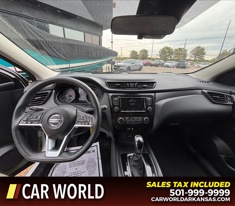 Nissan Rogue Sport Vehicle Full-screen Gallery Image 16