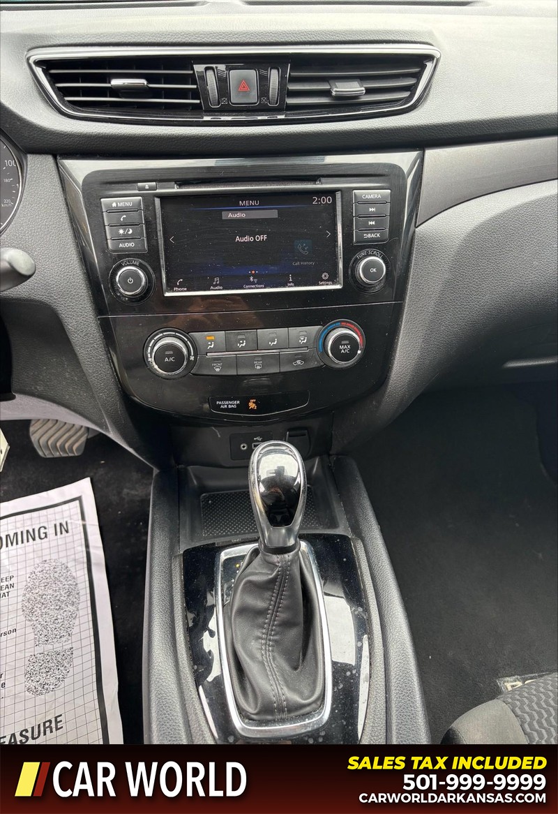 Nissan Rogue Sport Vehicle Full-screen Gallery Image 17