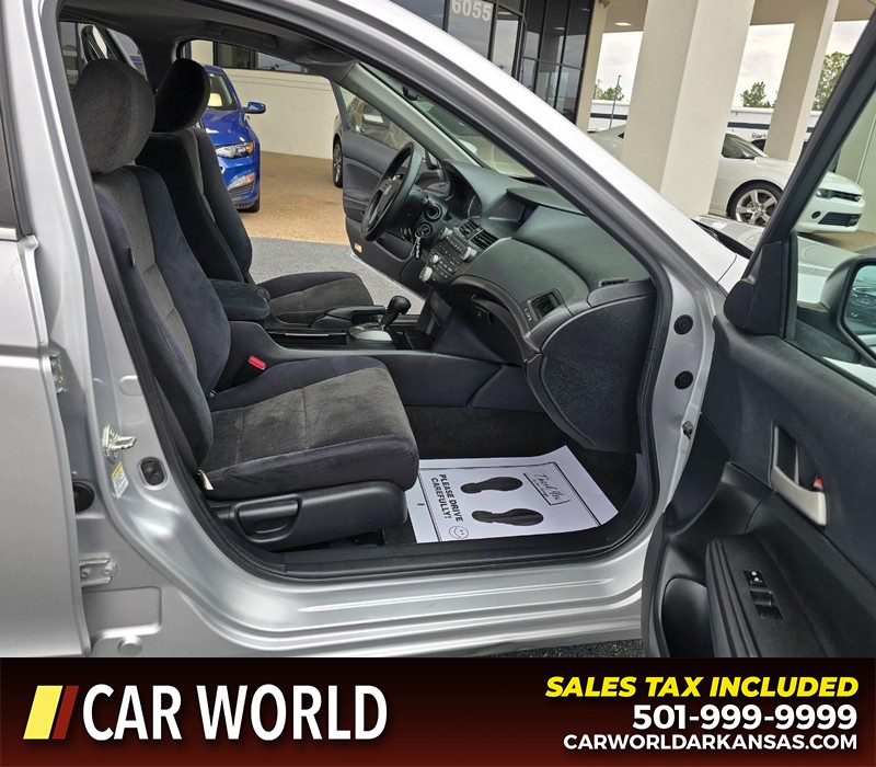 Honda Accord Sedan Vehicle Full-screen Gallery Image 11