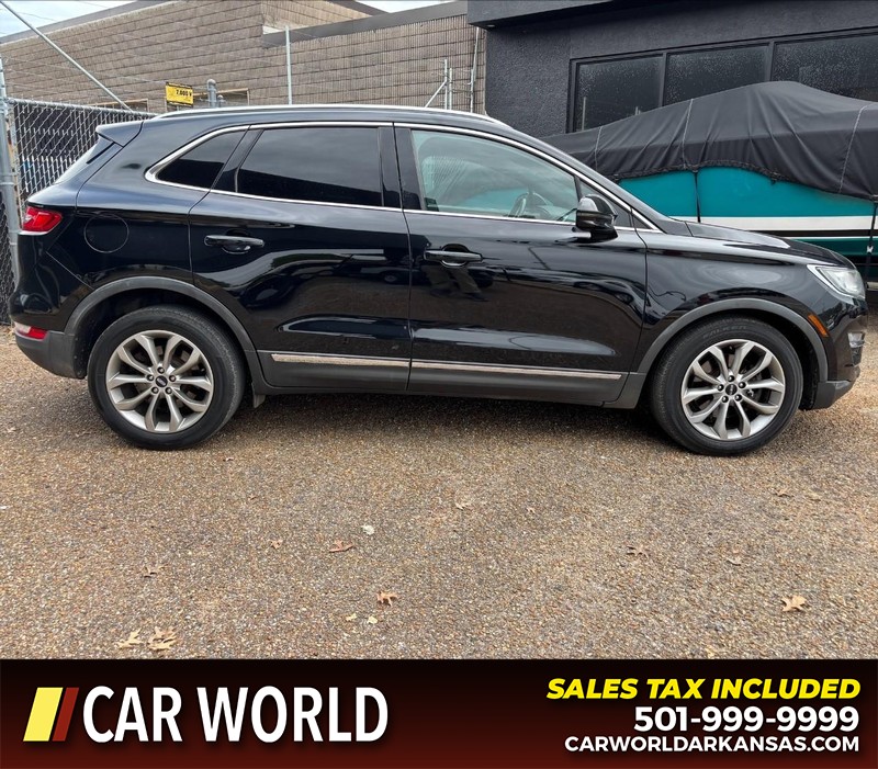 Lincoln MKC Vehicle Full-screen Gallery Image 2
