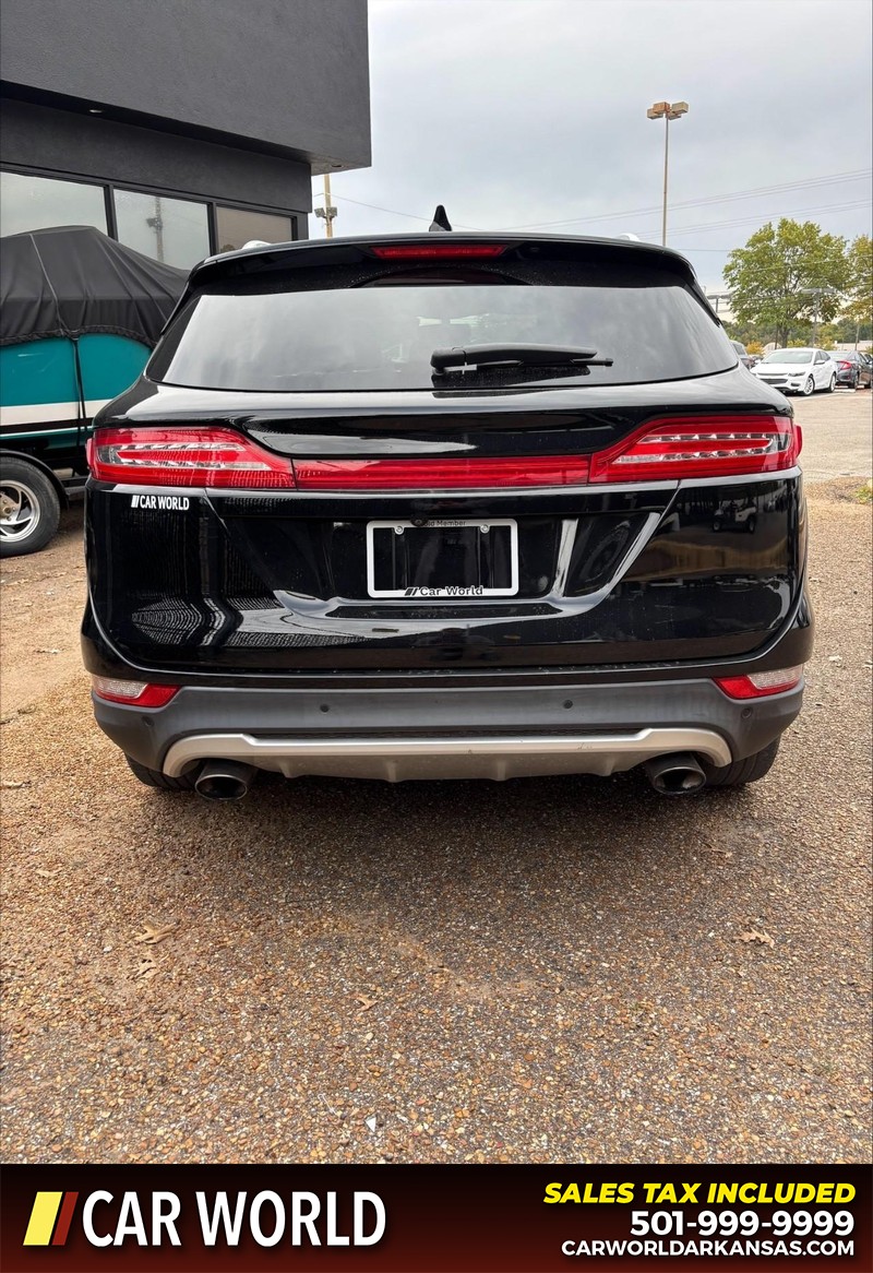 Lincoln MKC Vehicle Full-screen Gallery Image 4