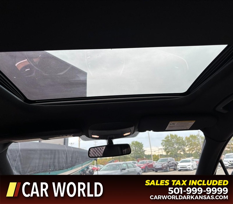 Lincoln MKC Vehicle Full-screen Gallery Image 12