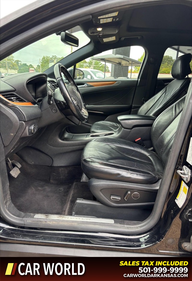 Lincoln MKC Vehicle Full-screen Gallery Image 14