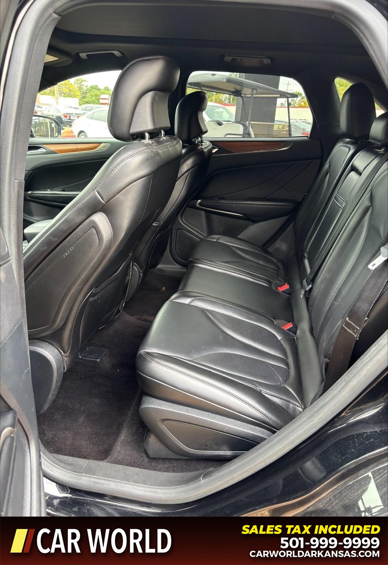 Lincoln MKC Vehicle Full-screen Gallery Image 16
