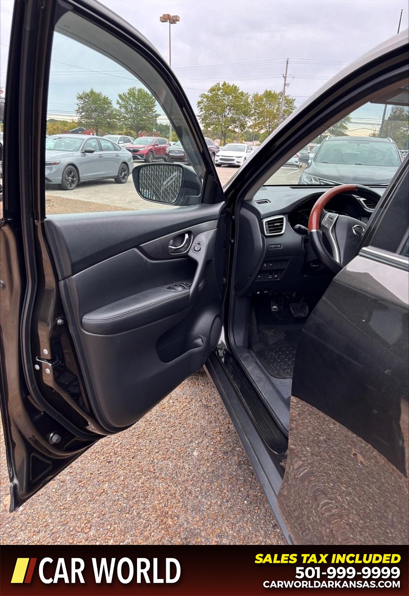Nissan Rogue Vehicle Full-screen Gallery Image 10