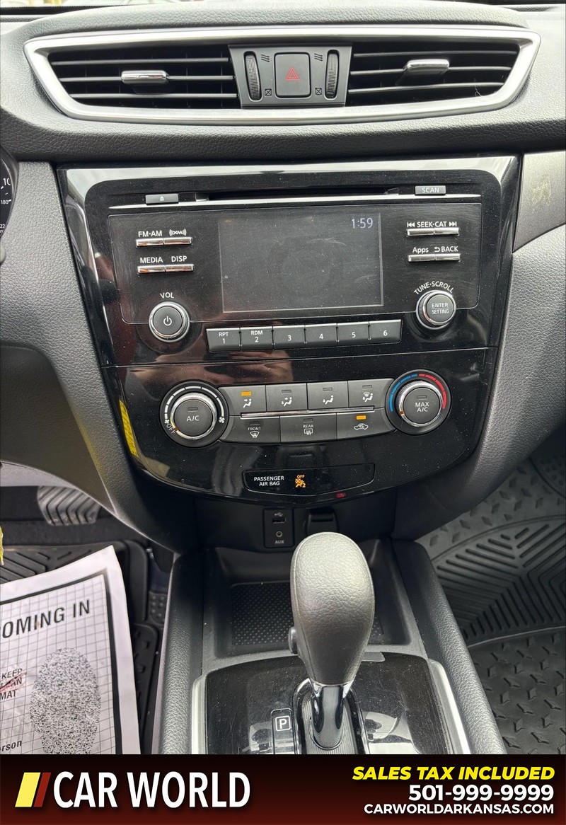 Nissan Rogue Vehicle Full-screen Gallery Image 15