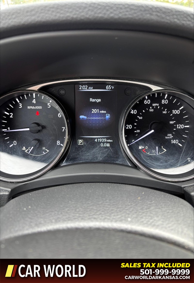 Nissan Rogue Vehicle Full-screen Gallery Image 18