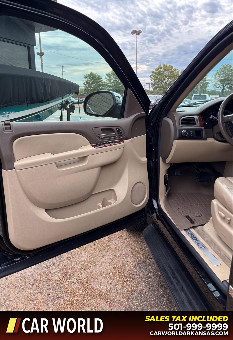 Chevrolet Suburban Vehicle Full-screen Gallery Image 12
