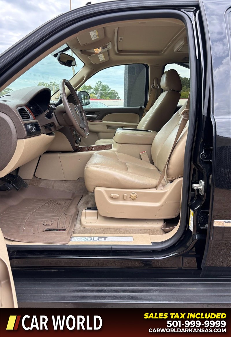 Chevrolet Suburban Vehicle Full-screen Gallery Image 13