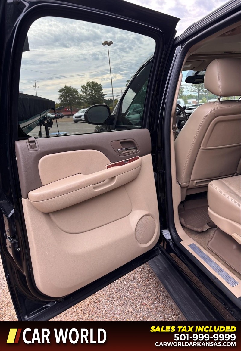 Chevrolet Suburban Vehicle Full-screen Gallery Image 14