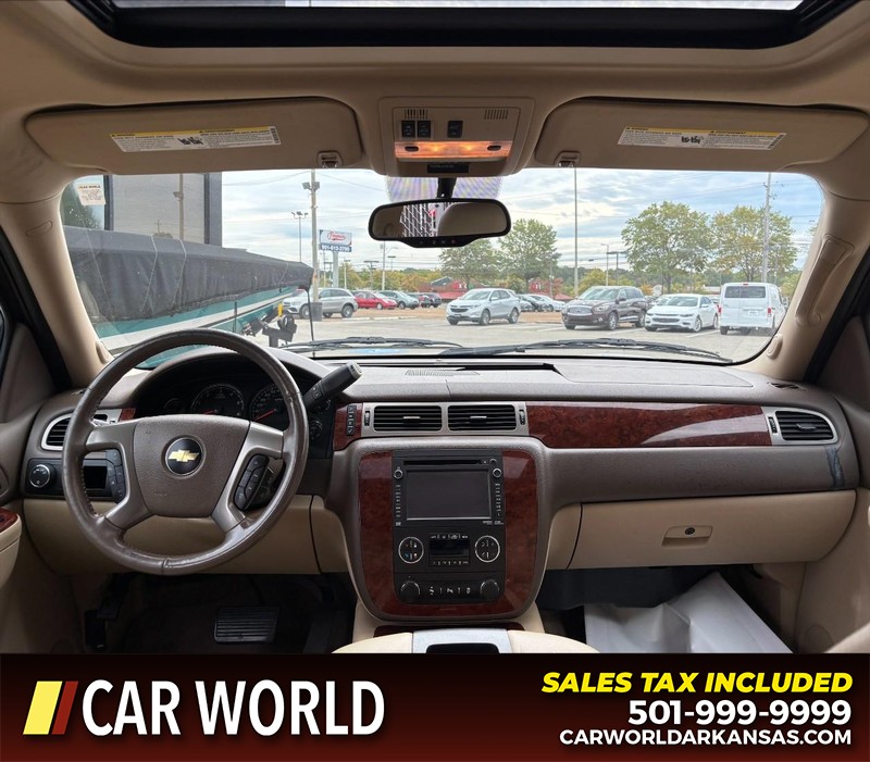 Chevrolet Suburban Vehicle Full-screen Gallery Image 18
