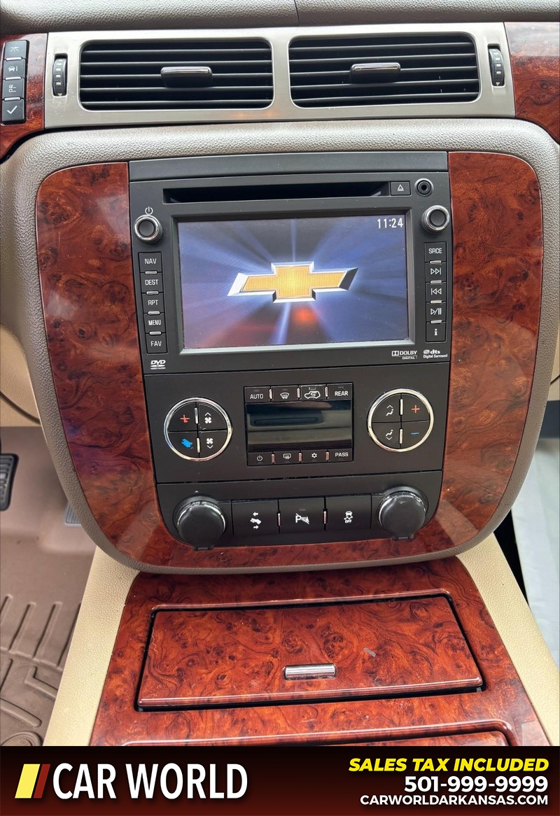Chevrolet Suburban Vehicle Full-screen Gallery Image 19