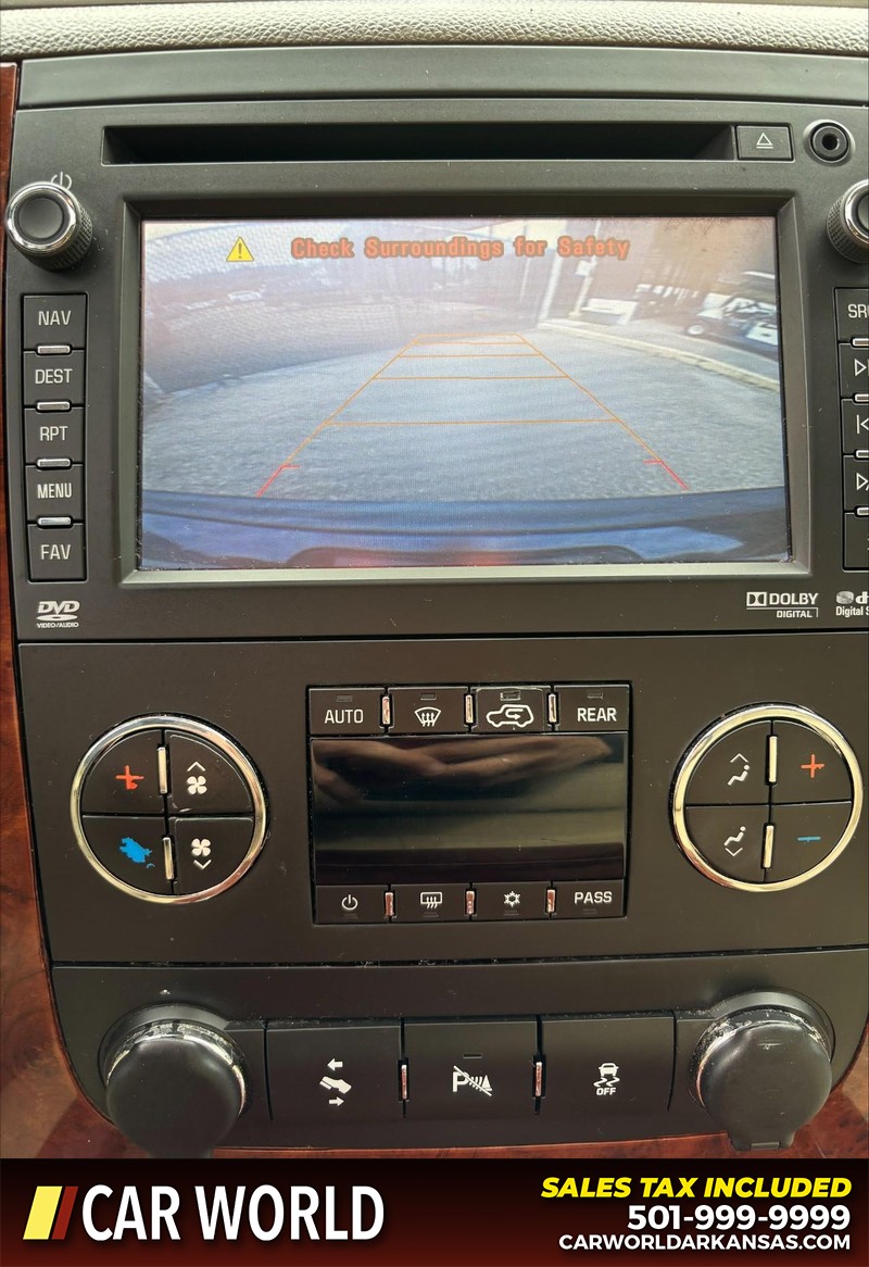 Chevrolet Suburban Vehicle Full-screen Gallery Image 20