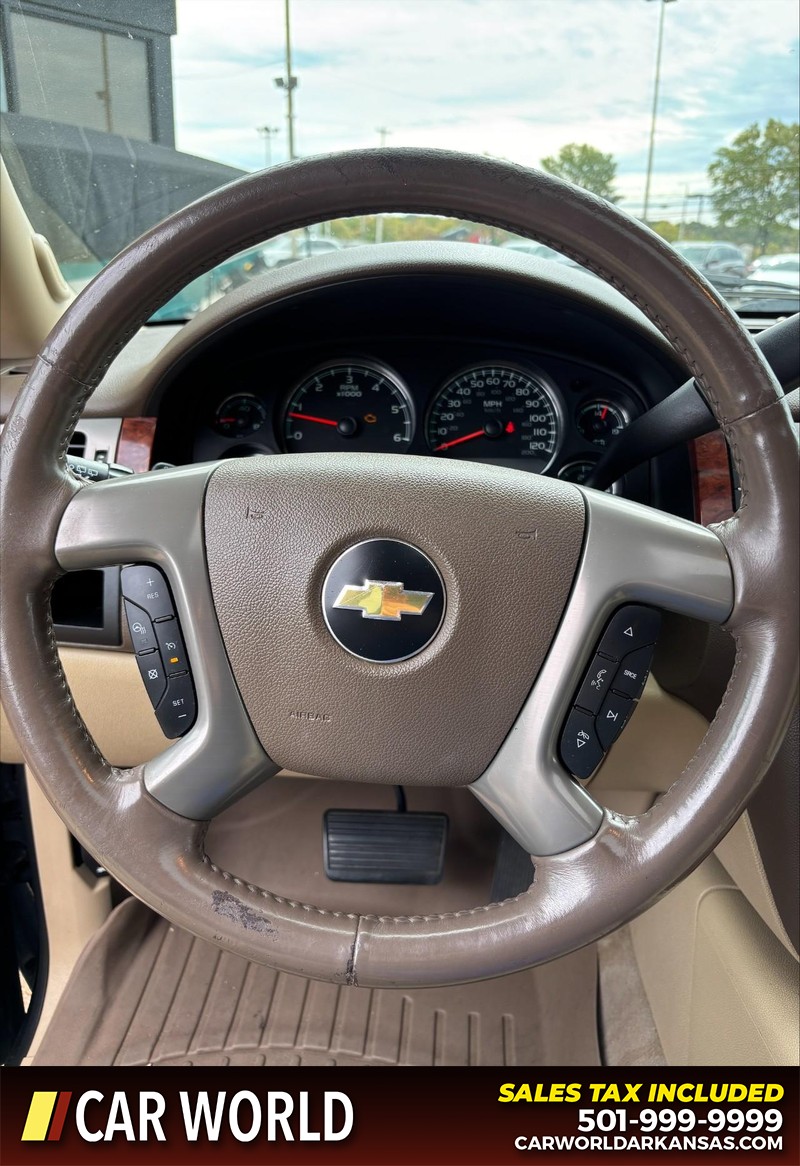 Chevrolet Suburban Vehicle Full-screen Gallery Image 21