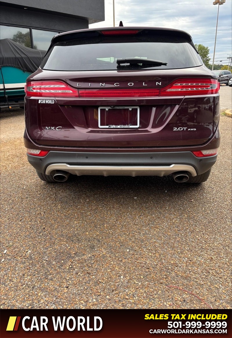 Lincoln MKC Vehicle Full-screen Gallery Image 4