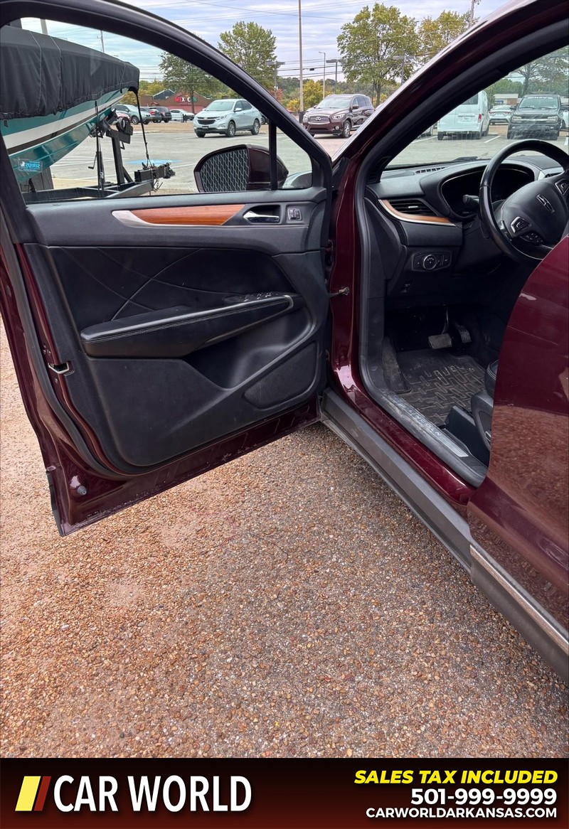 Lincoln MKC Vehicle Full-screen Gallery Image 12