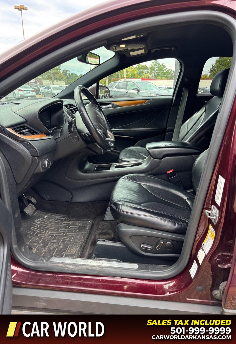 Lincoln MKC Vehicle Full-screen Gallery Image 13