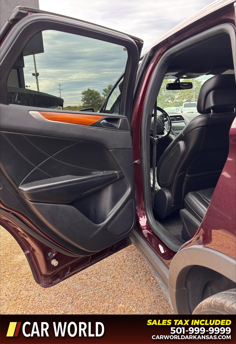 Lincoln MKC Vehicle Full-screen Gallery Image 14