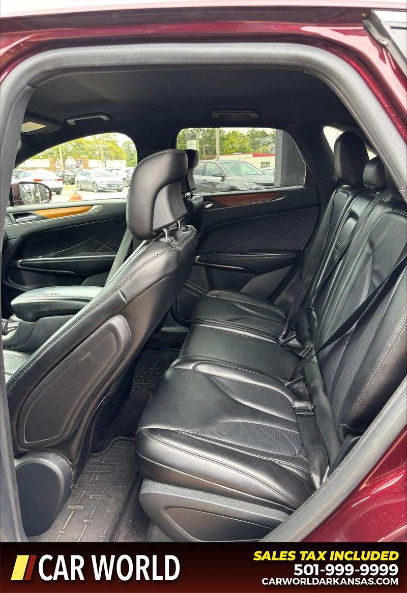 Lincoln MKC Vehicle Full-screen Gallery Image 15