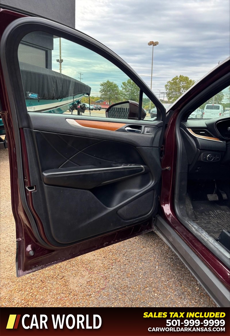Lincoln MKC Vehicle Full-screen Gallery Image 16